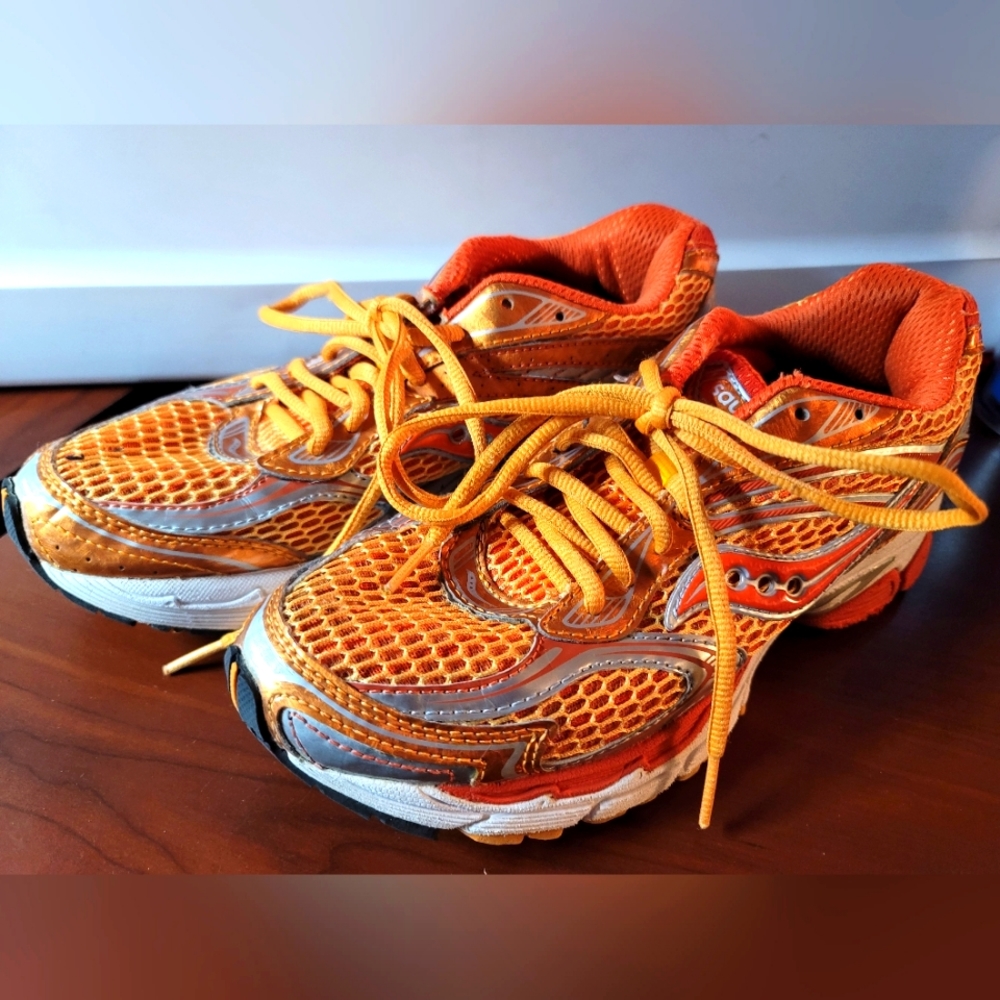 Saucony Guide 4 10090-6 Women's Running Shoes, Orange, Size 8. Smoke Free Home.
